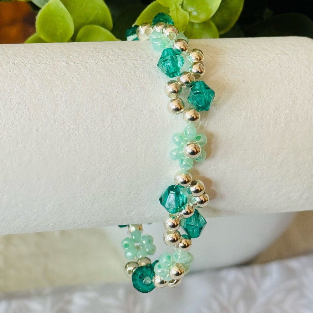 Elegant Silver and Green Beaded Bracelet